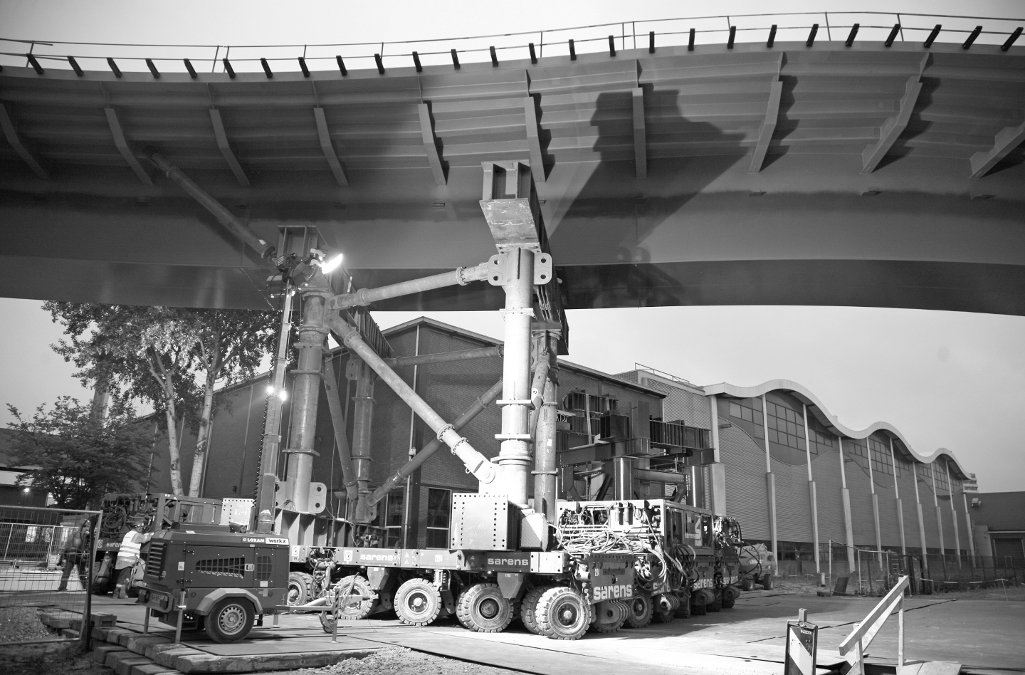 Neubau einer Straßenbrücke über den Bahnhof in Zwolle (NL) - Mittelfahrwerk beim Einfahren